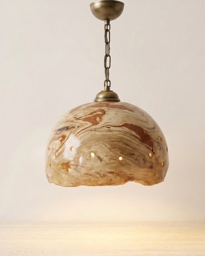 Antisfera Large Pendant Light genel görünüm, amorf alt kenar, ebruli mermerimsi doku