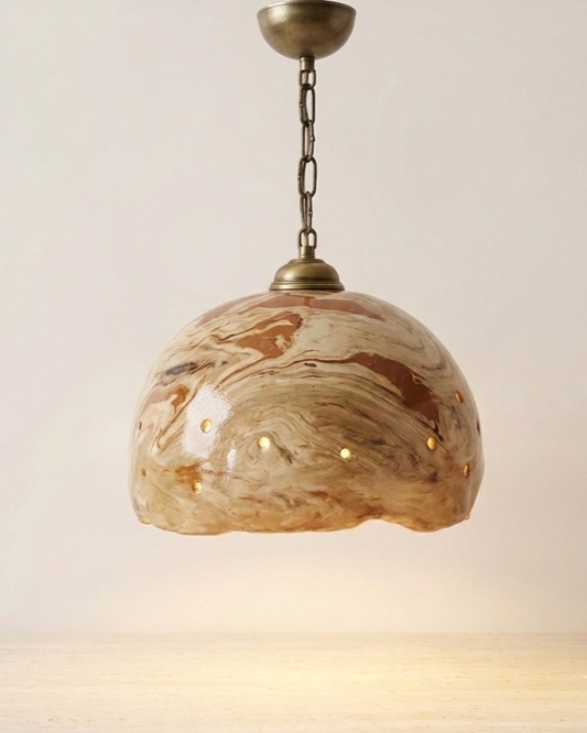 Antisfera Large Pendant Light genel görünüm, amorf alt kenar, ebruli mermerimsi doku