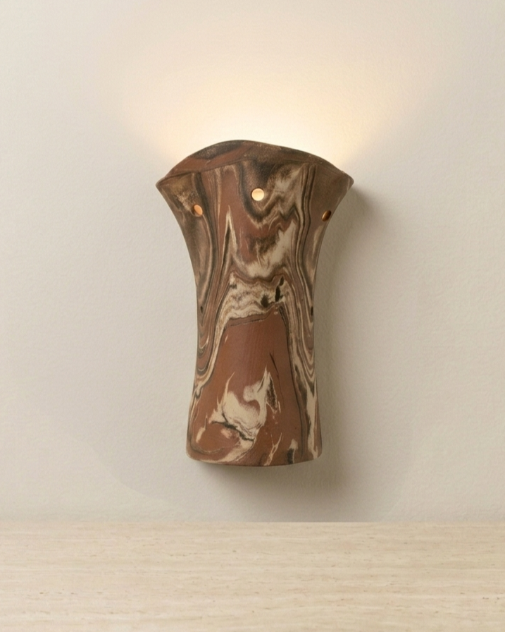 Aura Wall Sconce genel görünüm, el yapımı stoneware duvar apliği, mermerimsi ebruli doku