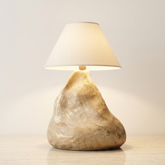 Monolith Table Lamp genel görünüm, amorf kaya formu, doğal keten abajur başlığı